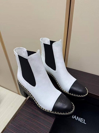 Женские кожаные сапоги Chanel   