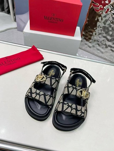 Женские кожаные сандалии Valentino Rockstud   