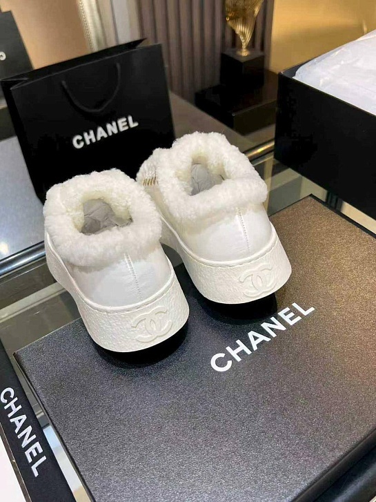 Женские кожаные кроссовки с мехом Chanel premium - White