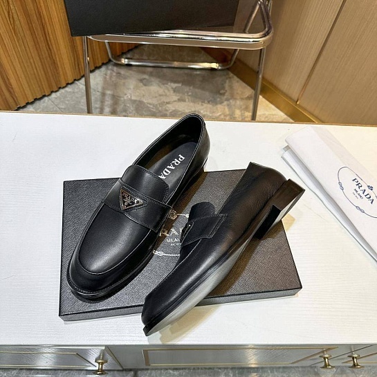 Мужские чёрные лоферы Prada triangle-logo