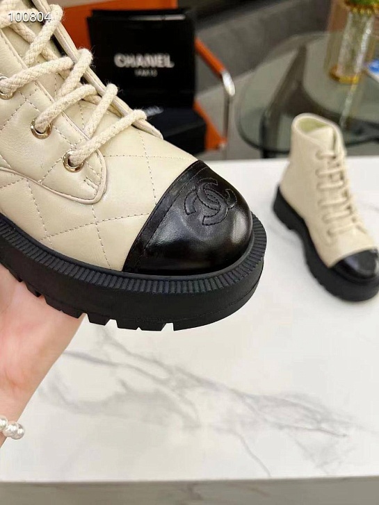 Женские кожаные ботинки Chanel бежевого цвета