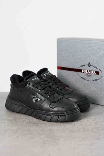 Чёрные кожаные кроссовки с мехом Prada   