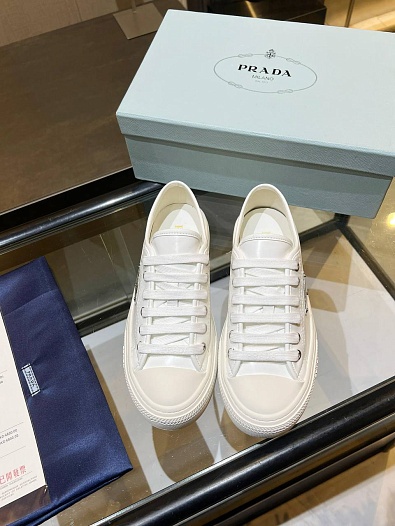 Женские кроссовки Prada белого цвета   