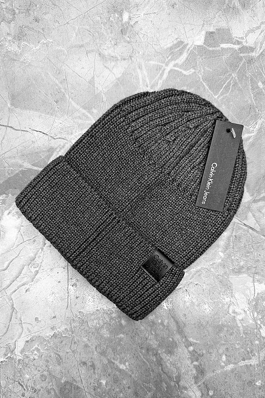Шапка серого цвета Calvin Klein logo-patch