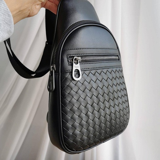 Кожаная чёрная сумка Bottega Veneta 28x18 см