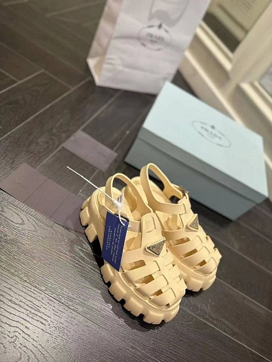 Женские кожаные сандалии Prada Monolith Fisherman - Yellow   