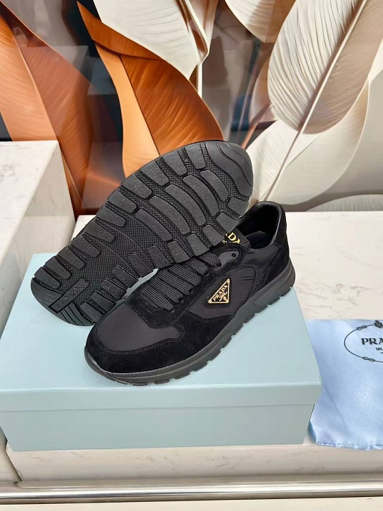 Женские комбинированные кроссовки Prada