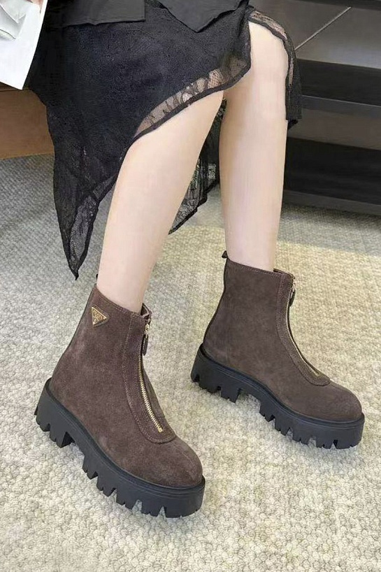 Женские замшевые сапоги Prada