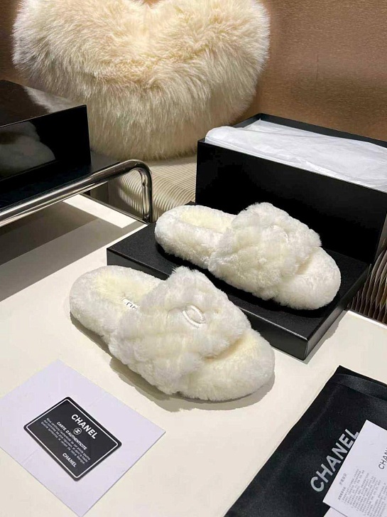 Женские меховые шлёпанцы Chanel Oran premium - White