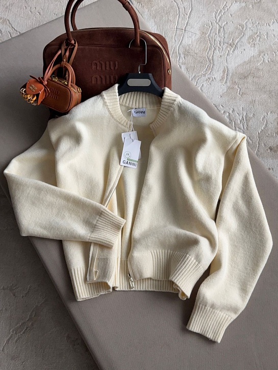 Женская кофта с шапкой Ganni бежевого цвета