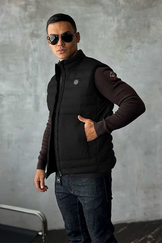 Мужской жилет чёрного цвета Stone Island compass badge