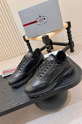Кожаные кроссовки с мехом Prada logo-plaque   