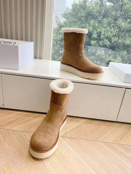 Женские замшевые ботинки с мехом Prada Suede Premium