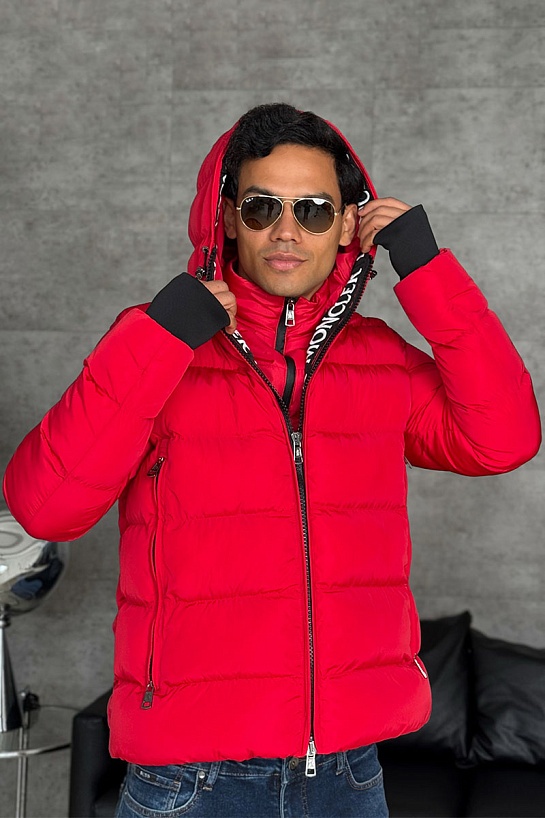 Утеплённая куртка красного цвета Moncler logo-patch