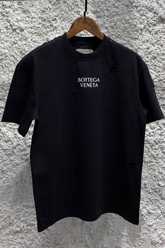 Чёрная оверсайз футболка Bottega Veneta с рваной отделкой