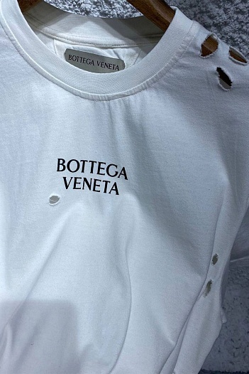 Белая оверсайз футболка Bottega Veneta с рваной отделкой   