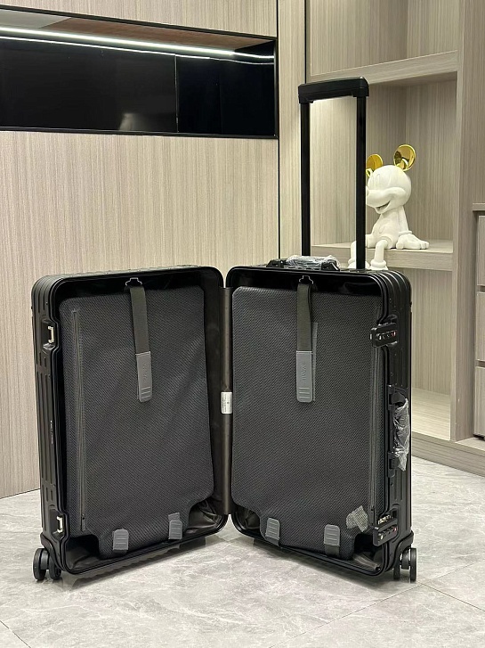 Чемодан Rimowa Aluminum M Premium 66x43x27 см