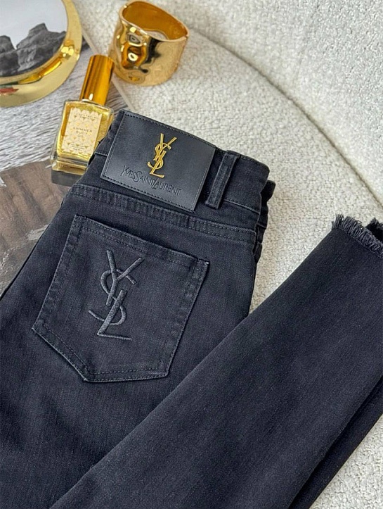 Женские джинсы Yves Saint Laurent чёрного цвета