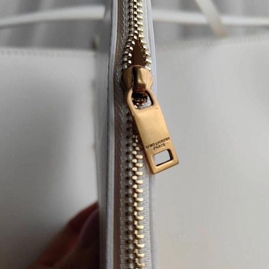 Кожаная белая сумка Yves Saint Laurent 20x25 см