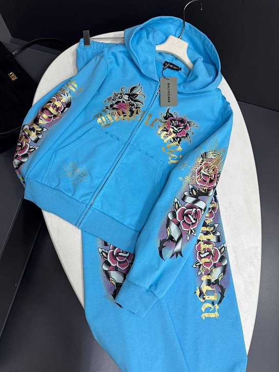 Голубой женский костюм Balenciaga