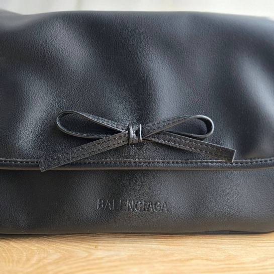 Кожаная чёрная сумка Balenciaga 33x23 см