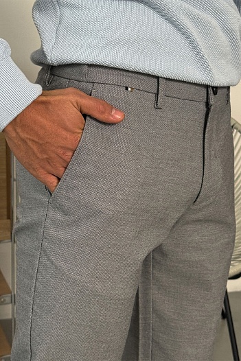 Мужские брюки Hugo Boss серого цвета   