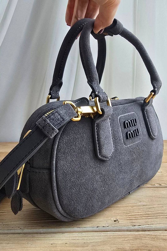 Замшевая серая сумка MIU MIU 23x13 см