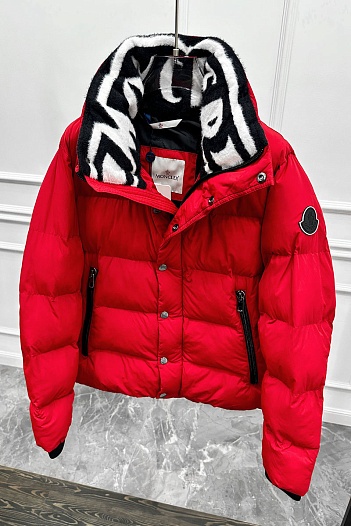 Мужской пуховик Moncler красного цвета   