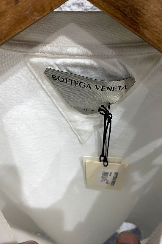 Чёрная оверсайз футболка Bottega Veneta с рваной отделкой