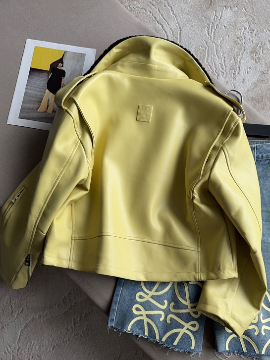 Женская кожаная куртка жёлтого цвета Loewe