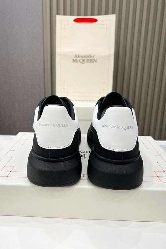 Кожаные кроссовки Alexander McQueen чёрного цвета