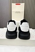 Кожаные кроссовки Alexander McQueen чёрного цвета