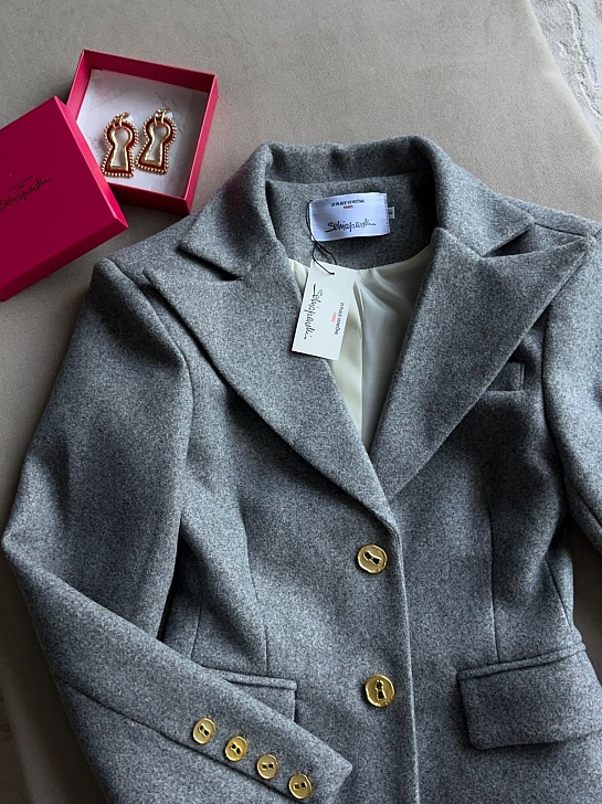 Женское пальто серого цвета Schiaparelli