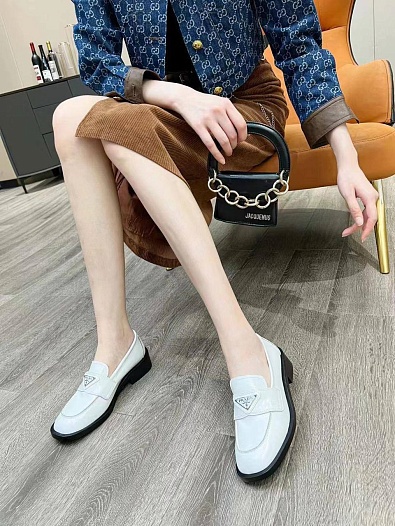 Женские кожаные лоферы Prada белого цвета   