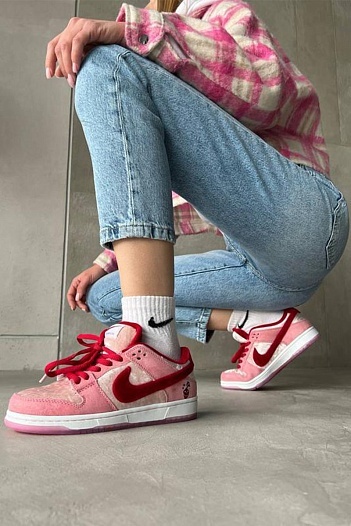 Женские кроссовки Nike SB Dunk Low "Strange Love"   