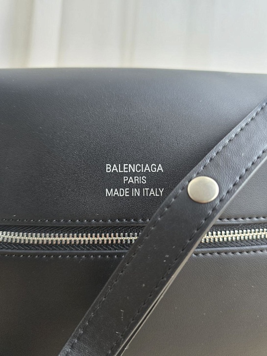 Кожаная сумка Balenciaga 23x20 см