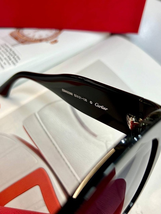 Солнцезащитные очки Cartier с чёрными линзами