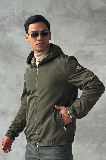 Зелёная ветровка Moncler logo-patch   