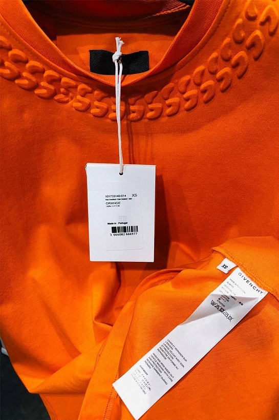 Оранжевая футболка Givenchy embossed mock chain detail