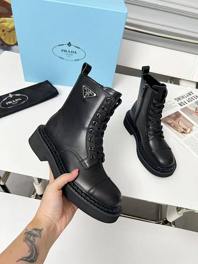 Женские кожаные ботинки Prada   