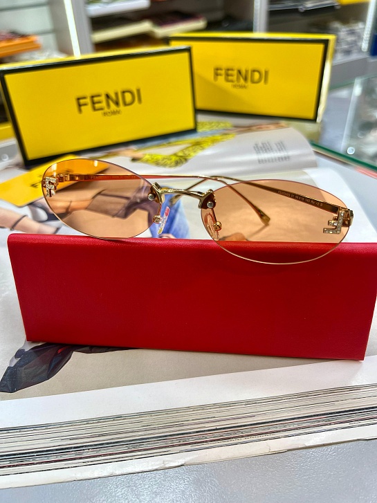 Оранжевые солнцезащитные очки Fendi