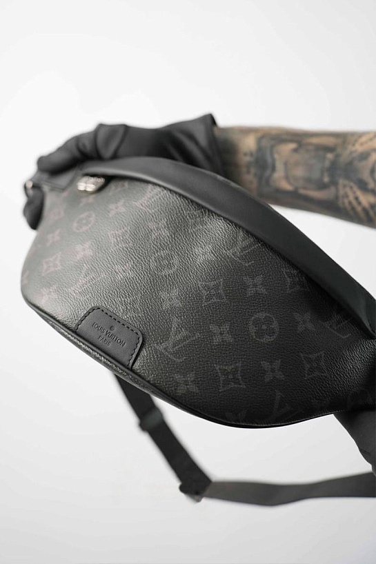 Кожаная сумка на пояс Louis Vuitton Discovery Monogram Eclipse 37x17x10 см