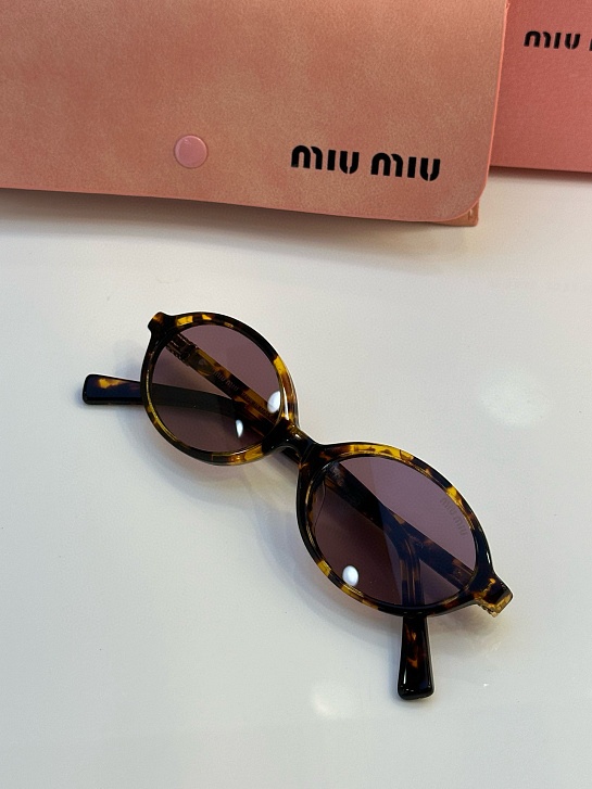 Солнцезащитные очки MIU MIU с леопардовой оправой