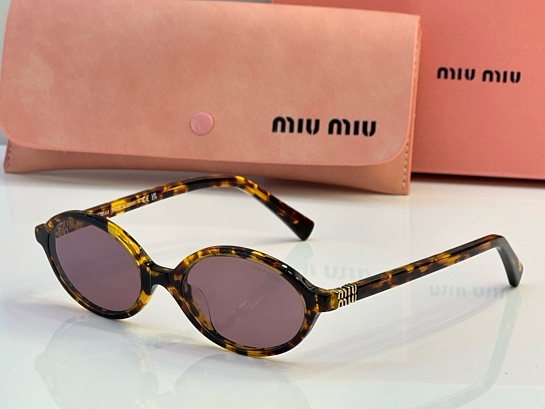 Солнцезащитные очки MIU MIU с леопардовой оправой