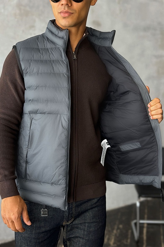 Мужской жилет серого цвета Stone Island compass badge