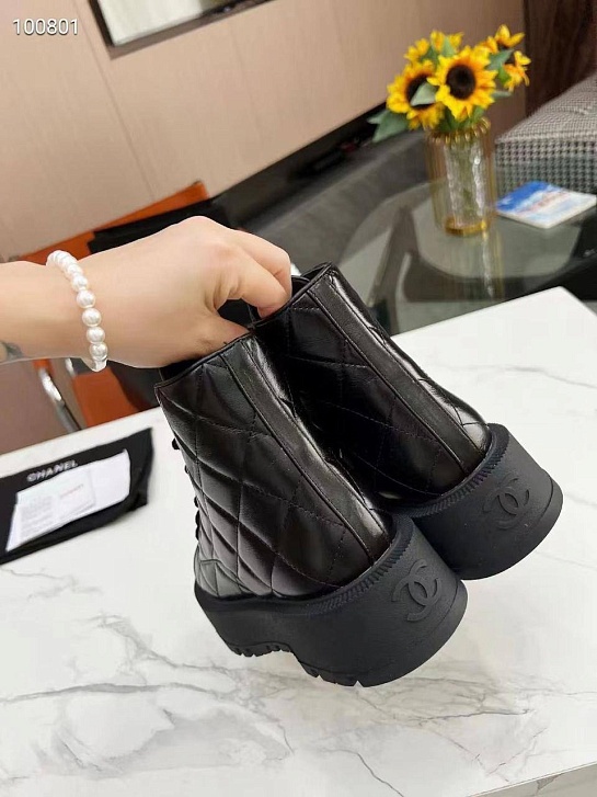 Женские кожаные ботинки Chanel чёрного цвета