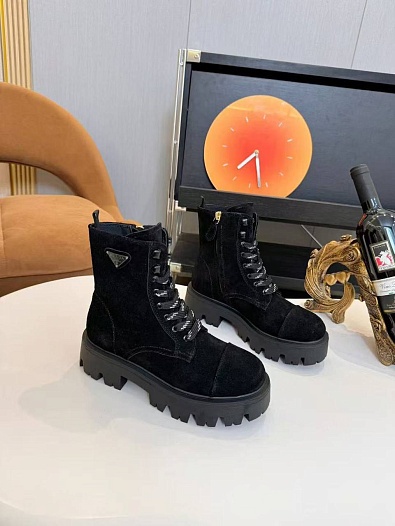 Женские замшевые ботинки Prada   