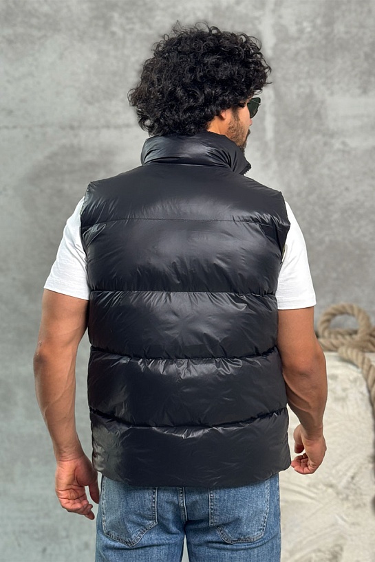 Утеплённый жилет Moncler чёрного цвета