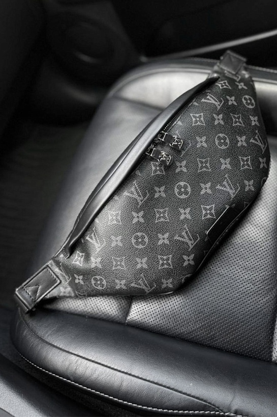 Кожаная сумка на пояс Louis Vuitton Discovery Monogram Eclipse 37x17x10 см