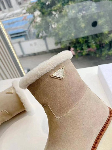 Женские замшевые ботинки с мехом Prada Suede Premium   